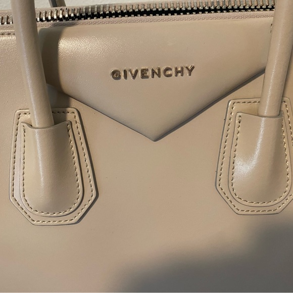 🌟SOLD🌟 Gorgeous EUC MEDIUM ANTIGONA in NUDE! - Picture 9 of 15